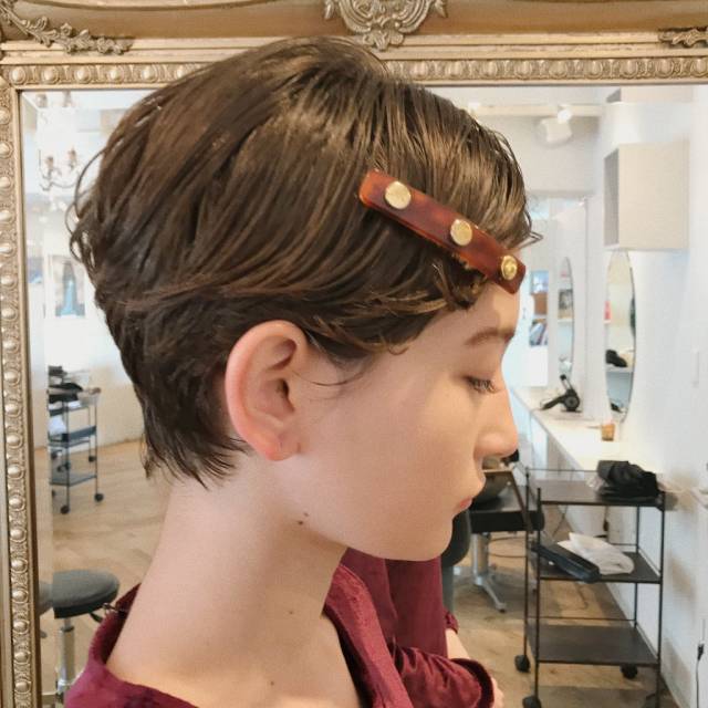 ボブヘアスタイル  La Rica シースルーバング 無造作 外国人風 ラフ 耳かけ 外ハネ アンニュイ ウェット ウェーブ アッシュ 透明感 グレージュカラー パーマ ハイライト ブリーチ ショートバンク 前髪 グレージュ めがね