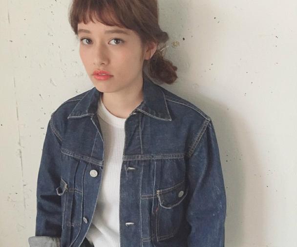ヘアアレンジヘアスタイル  内埜晃宏 おだんご ソースルーバング 眉上バング ショートバング デニムジャケット 原宿 カジュアルアレンジ FUDGE meuvle