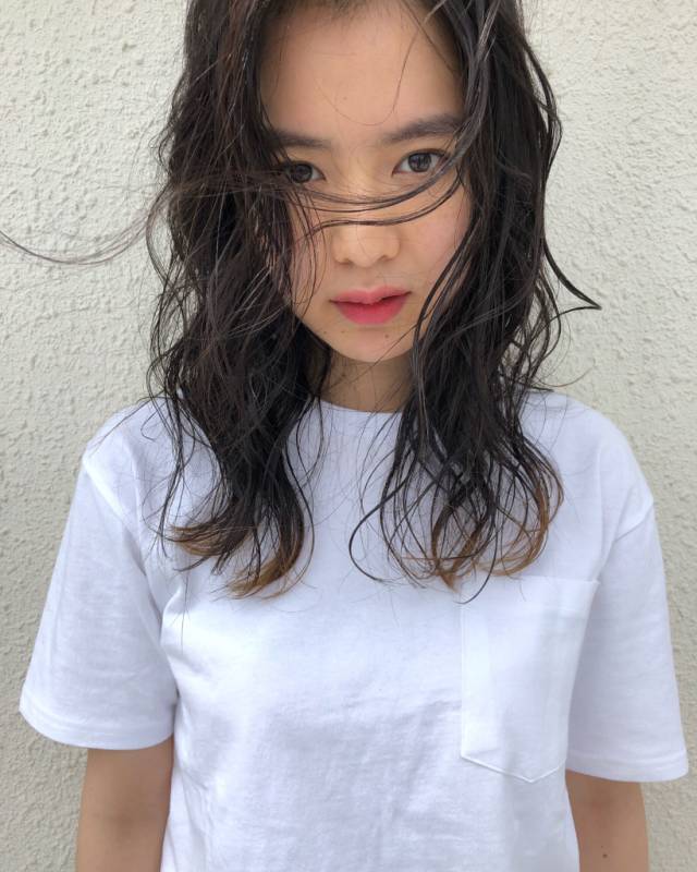 ロングヘアスタイル  外国人風 ランダム ウェーブ くせ毛風 ラフ カラー ポイントカラー インナーカラー グリーン系 ナチュラル 透明感 アンニュイ 白T 鷲尾佳子 depart 南青山店
