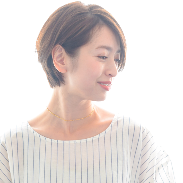 ショートヘアスタイル  ヘアーサロン　Loufreasy アッシュ 透明感 ショートボブ ボブ デニム ショート 30代 40代 海外スナップ 白髪染め グレイカラー イルミナカラー 耳かけ 重めバング 流しバング 抜け感 ミセス