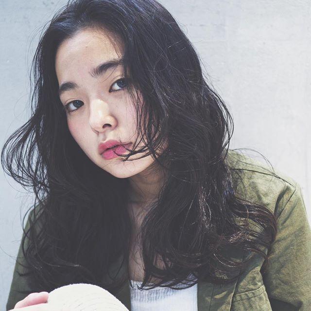 ショートヘアスタイル  うざバング センターパート 編みこみ シースルーバング 無造作 外国人風 ゴールドピン 黒髪 ラフ 耳かけ 外ハネ アンニュイ ウェット かきあげバング ウェーブ 結婚式 デニム アッシュ 透明感