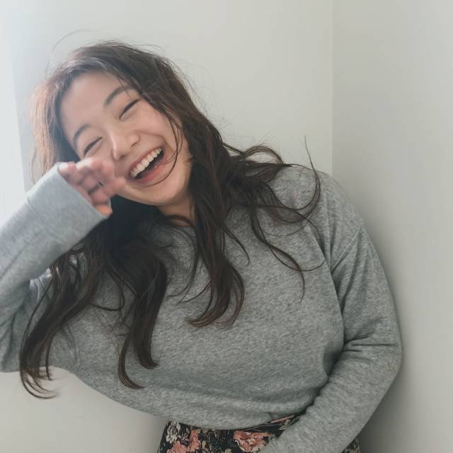 ロングヘアスタイル  外国人風 ラフ アンニュイ かきあげバング ウェーブ 抜け感 ナチュラル ハイライト 透明感 アッシュ センターパート 無造作