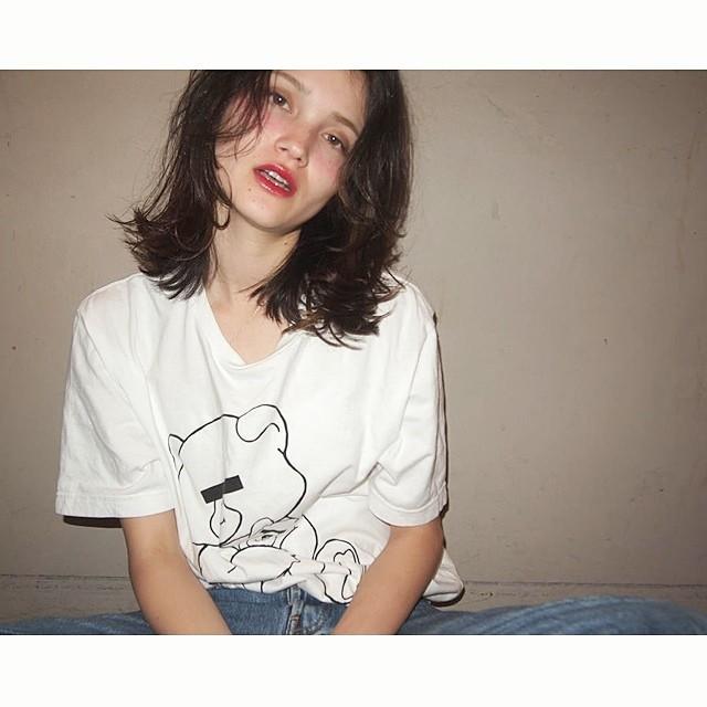 ミディアムヘアスタイル  磯田基徳 Tシャツ ナチュラル 透明感 ラフ カジュアル 外はね 外国人風 ウェット 渋谷 salon dakota