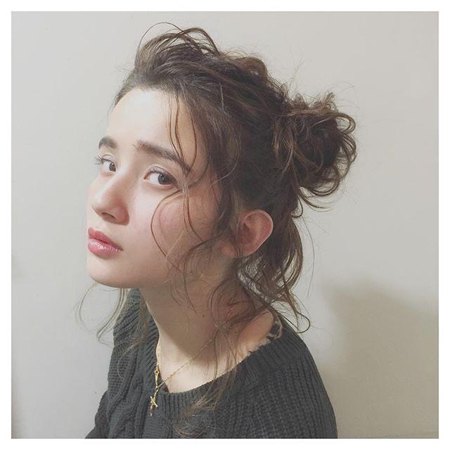 ヘアアレンジヘアスタイル  菅谷遼将 カジュアルアレンジ おだんご 外国人風 カジュアル ラフ ルーズ 白T デニム デニムパンツ ハイトーン 名古屋 LOREN