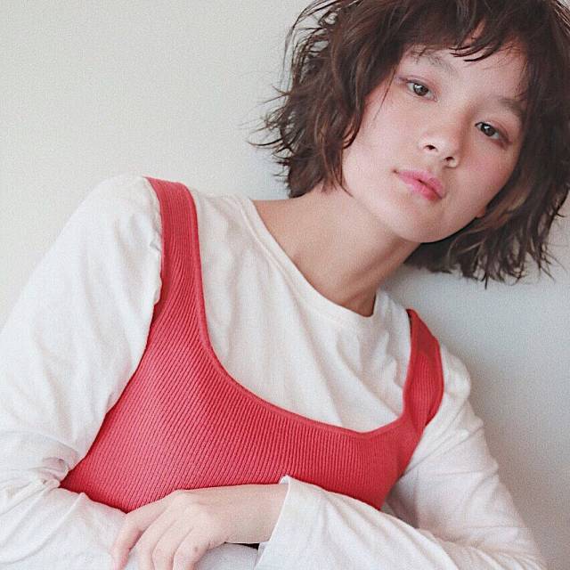 ボブヘアスタイル  AMILI うざバング 無造作 外国人風 耳かけ 外ハネ アンニュイ ウェット アッシュ