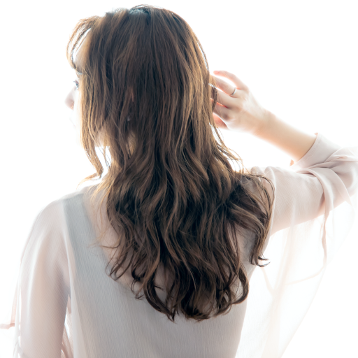 ロングヘアスタイル  ヘアーサロン　Loufreasy（ラフリジー） 透明感 ダークトーン 暗髪 ラフ センターパート アッシュ ナチュラル 黒髪 外国人風 アンニュイ ウェーブ 無造作 オリージュ グレージュ カーキ シースルートップス くすみカラー