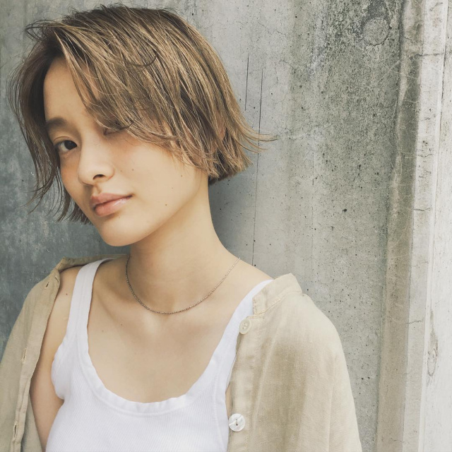 ボブヘアスタイル  うざバング 無造作 外国人風 ラフ 外ハネ アンニュイ 透明感 ハイライト 抜け感 フラッフィ ナチュラル くせ毛風 ベージュ モテ