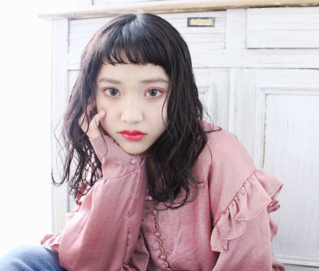 セミロングヘアスタイル  La Rica シースルーバング 無造作 外国人風 ラフ アンニュイ ウェット ウェーブ デニム アッシュ ブリーチ 前髪 グレージュ 透明感 パーマ ブルージュカラー グラデーション ブルージュ ショートバンク ハイライト