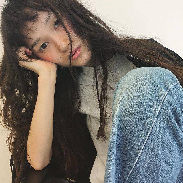 ロングヘアスタイル  ダークトーン ショートバング 眉上バング 無造作 ラフ ナチュラル ストリート 透明感 くせ毛風 三つ編み 白T デニム ノームコア MIYAKO stand