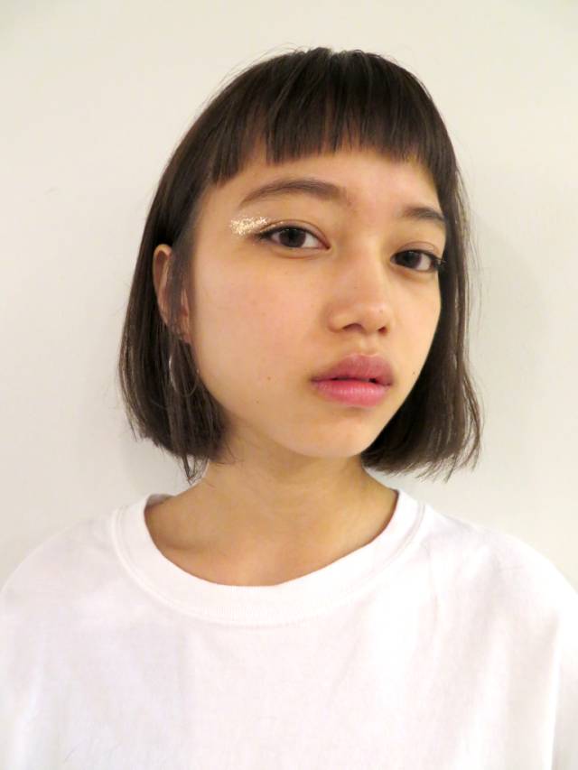 ボブヘアスタイル  MAYUKA ABE ダークトーン 黒髪 ストレート 外ハネ シースルーバング 耳かけ 表参道 LAURUN