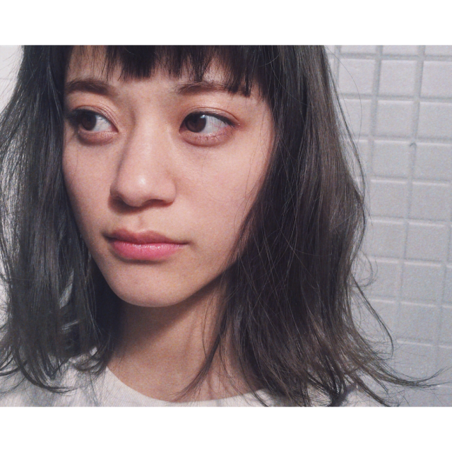 ミディアムヘアスタイル  ロブ ラフ ニュアンスストレート カジュアル グレージュ アッシュベージュ 透明感 春カラー オン眉