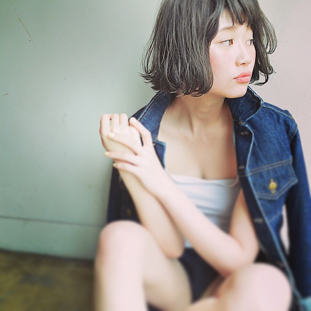 ボブヘアスタイル  浅野目結花 ダークトーン アッシュ セミウェット 外ハネ デニム デニムジャケット 立川