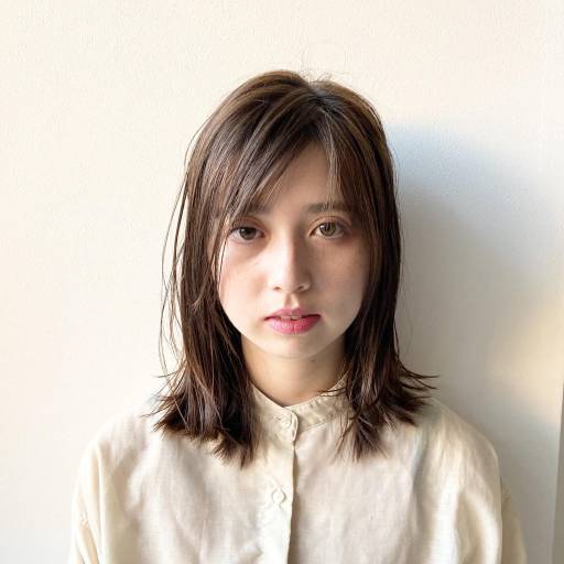 ミディアムヘアスタイル  PRIMA （西宮北口店） #ミディアムヘア #ナチュラル 切りっぱなしボブ ヘアオイル 簡単スタイリング 柔らかヘア 外ハネミディアム やわらかカラー アッシュベージュ 透明感アッシュ ベージュカラー