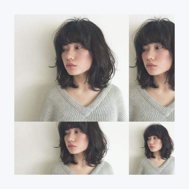 ミディアムヘアスタイル  無造作 外国人風 ラフ 耳かけ 外ハネ アンニュイ 好感度 簡単スタイリング くせ毛風 ダークトーン モテ