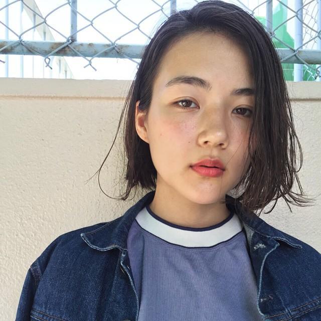 ロングヘアスタイル  ショートバング 眉上バング パーマ 無造作 ウェーブ くせ毛風 ダークトーン アッシュ オリーブアッシュ 外国人風 透明感 ナチュラル デニム サロペット LOAVE AOYAMA