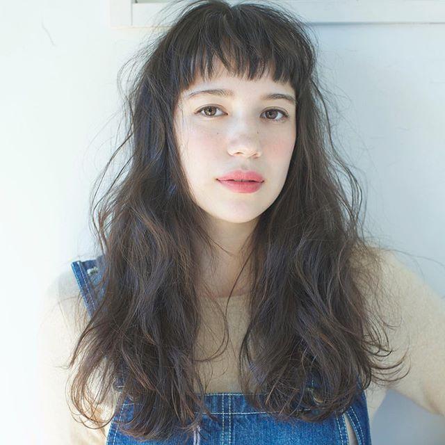 ロングヘアスタイル  ショートバング 眉上バング パーマ 無造作 ウェーブ くせ毛風 ダークトーン アッシュ オリーブアッシュ 外国人風 透明感 ナチュラル デニム サロペット LOAVE AOYAMA