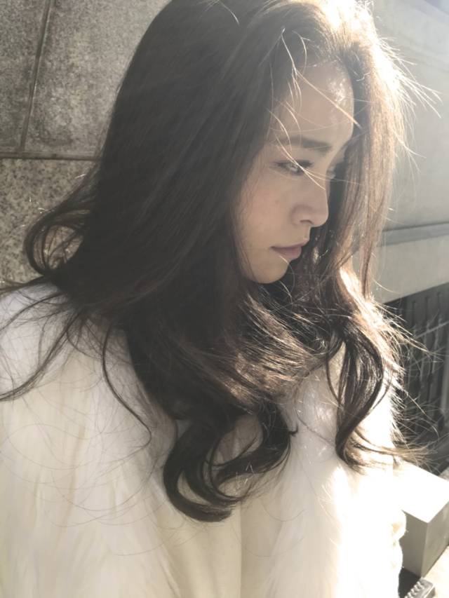 セミロングヘアスタイル  鈴木茜 くせ毛風 ナチュラル 外国人風 センターパート 無造作 ラフ 中目黒 代官山 roma