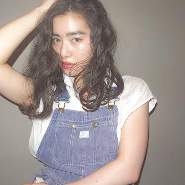 セミロングヘアスタイル  月田由未 ダークトーン ラフ かきあげバング 透明感 外国人風 渋谷 デニム