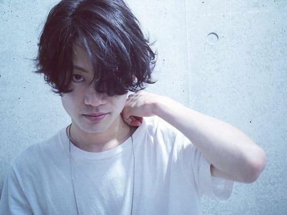 メンズのミディアムヘアスタイル  JUNYA ダークトーン くせ毛風 ウェーブ セミウェット マッシュ Tシャツ グランジ感 表参道 原宿 GUZZLE
