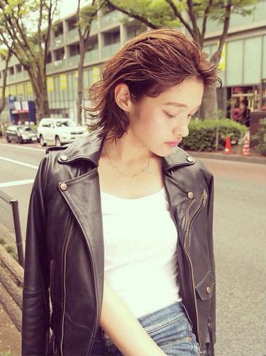 ショートヘアスタイル  齋藤愛 ウェットスタイル レザージャケット デニムパンツ 透明感 FUDGE 表参道 青山