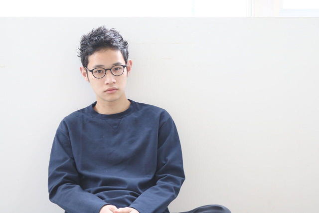 メンズのビジネスヘアスタイル  モテ くせ毛風 無造作 好感度 アップバング メンノン風 ラフ 簡単スタイリング 外国人風 黒髪 ウェット