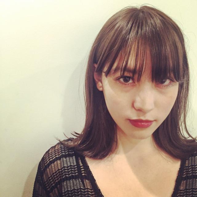 ミディアムヘアスタイル  Liike 外国人風 うざバング シースルーバング 無造作 ラフ 外ハネ アンニュイ ウェット 透明感 簡単スタイリング 好感度 モテ ダークトーン