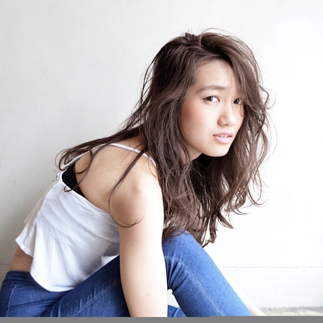 ロングヘアスタイル  浅野目結花 大人ロング 流しバング ほつれウェーブ 大人可愛い デニム 立川