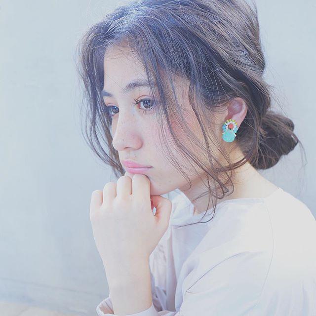 セミロングヘアスタイル  krabät by KOCHAB シースルーバング 無造作 外国人風 ラフ 耳かけ 外ハネ アンニュイ ウェット 透明感 ウェーブ