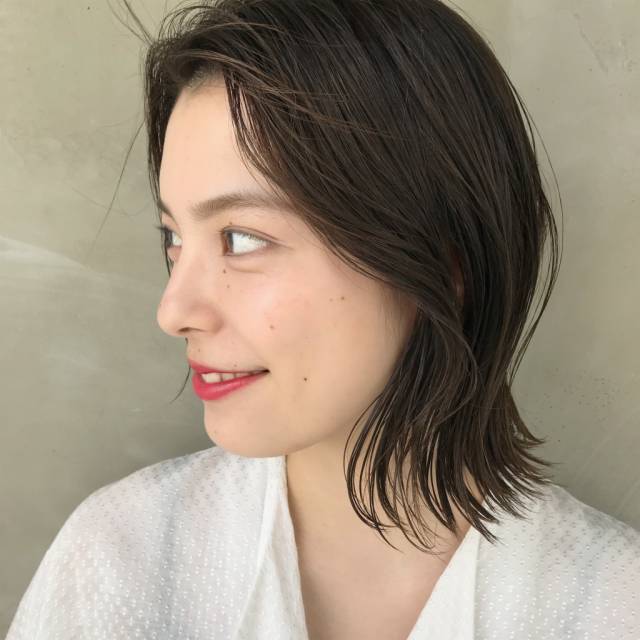 ミディアムヘアスタイル  うざバング センターパート 編みこみ シースルーバング 無造作 外国人風 ゴールドピン 黒髪 ラフ 耳かけ 外ハネ アンニュイ ウェット かきあげバング ウェーブ 結婚式 デニム 透明感 アッシュ