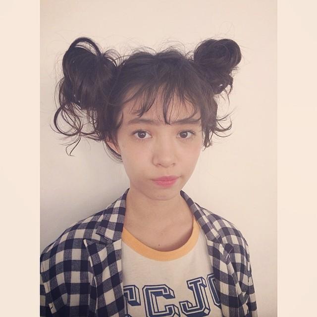 ヘアアレンジヘアスタイル  鈴木茜 シースルーバング おだんご くせ毛風 ダークトーン 黒髪 ツインアレンジ 中目黒 代官山 チェックシャツ roma