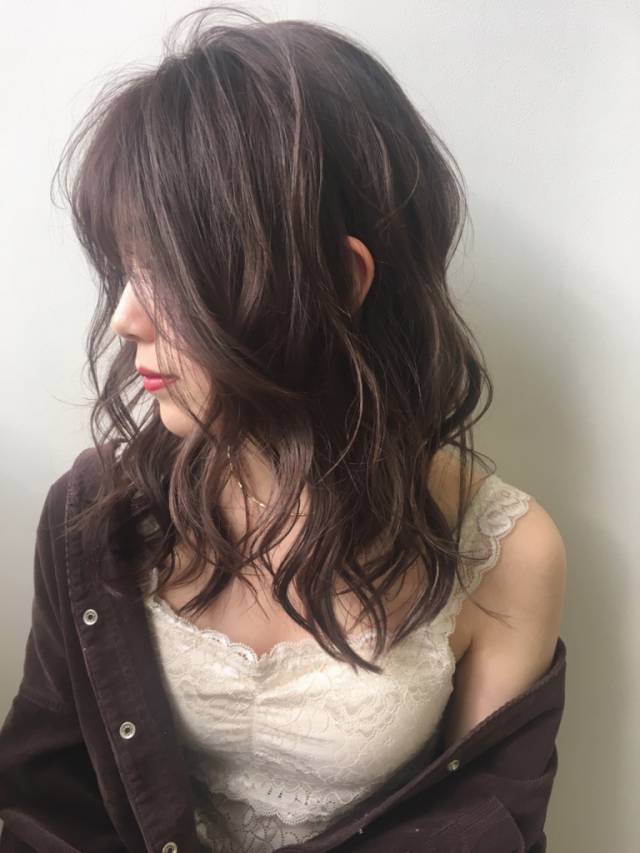 セミロングヘアスタイル  黒髪 ダークトーン くせ毛風 ウェーブ ナチュラル 無造作 BAROQUE