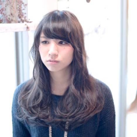 ボブヘアスタイル  REGILO センターパート 無造作 外国人風 ラフ 耳かけ 透明感 ウェーブ アッシュ ミディアムボブ ミディアムヘア ウェット かきあげバング デニム