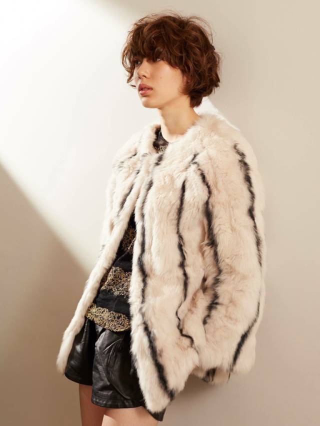 ミディアムヘアスタイル  carlm うざバング シースルーバング 無造作 ラフ 外ハネ アンニュイ 透明感 minastyle 福岡美容室 今泉美容室 メイク ゴールドピン 外国人風