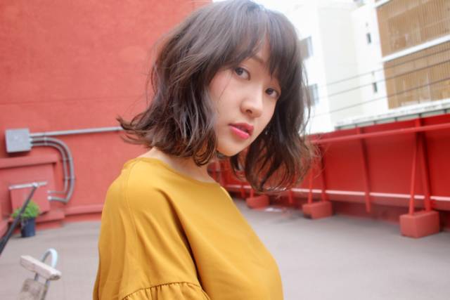 ミディアムヘアスタイル  シースルーバング 無造作 ラフ アンニュイ 透明感 ウェーブ