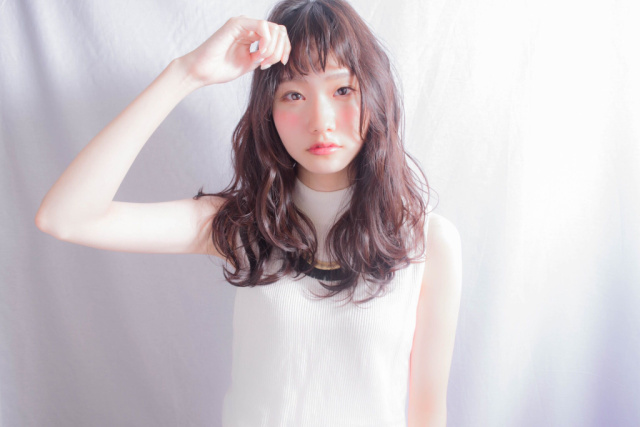 ミディアムヘアスタイル  HOEK HOEK シースルーバング 無造作 ラフ 外ハネ アンニュイ ウェット 透明感 ウェーブ アッシュ