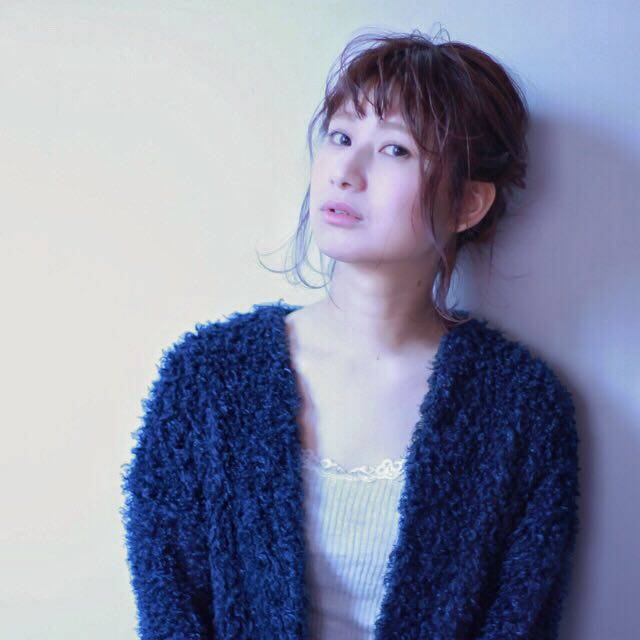 ロングヘアスタイル  people 無造作 外国人風 黒髪 ラフ 耳かけ 外ハネ アンニュイ ウェット 透明感 アッシュ 切りっぱなし ダブルカラー ショートバング