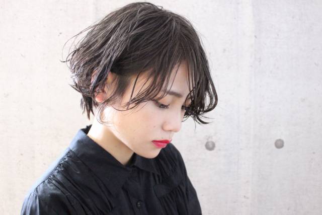 ショートヘアスタイル  La Rica うざバング シースルーバング 無造作 外国人風 黒髪 ラフ 耳かけ 外ハネ アンニュイ ウェット ウェーブ アッシュ ハイライト 透明感 ブルージュカラー パーマ ブルージュ