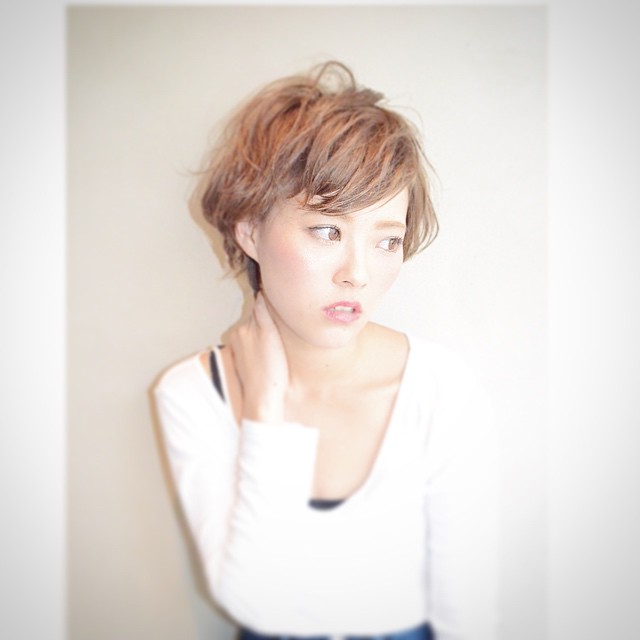 ショートヘアスタイル  浅野目結花 耳かけ カジュアル 立川