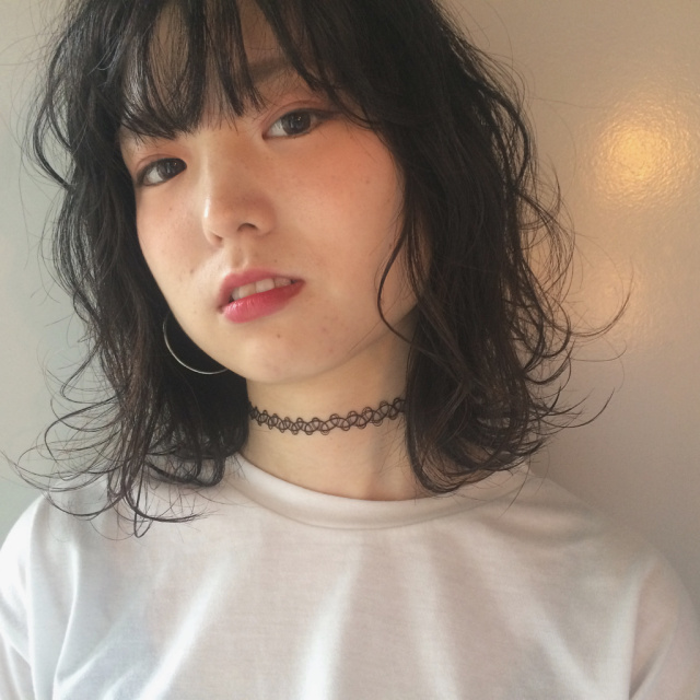 ショートヘアスタイル  La Rica パーマ ブルージュ 耳かけ 外ハネ アンニュイ 黒髪 ゴールドピン 外国人風 無造作 結婚式 ウェーブ アッシュ デニム 透明感 かきあげバング ウェット グレージュカラー ラフ ピンクアッシュ