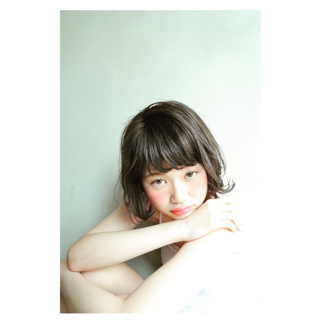 ボブヘアスタイル  浅野目結花 ダークトーン アッシュ セミウェット 外ハネ 立川