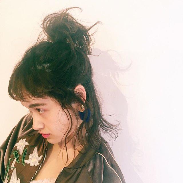 ヘアアレンジヘアスタイル  スカジャン おだんご ハーフアップ 無造作 ラフ ショートバング 眉上バング