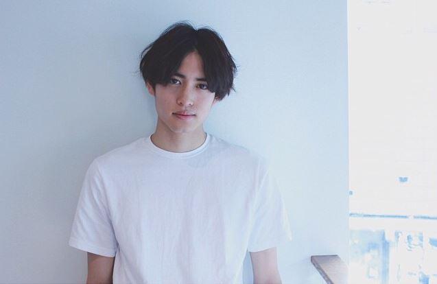 メンズのショートヘアスタイル  渡部翔太 センターパート 70's うざバング Tシャツ ダークトーン 黒髪 表参道 原宿