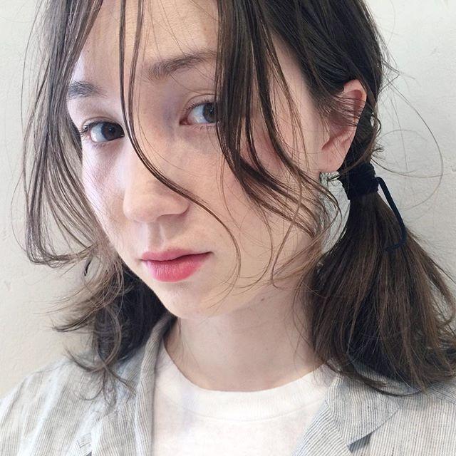 ミディアムヘアスタイル  無造作 外国人風 ラフ アンニュイ 透明感 ウェーブ アッシュ パーマ 大きめパーマ
