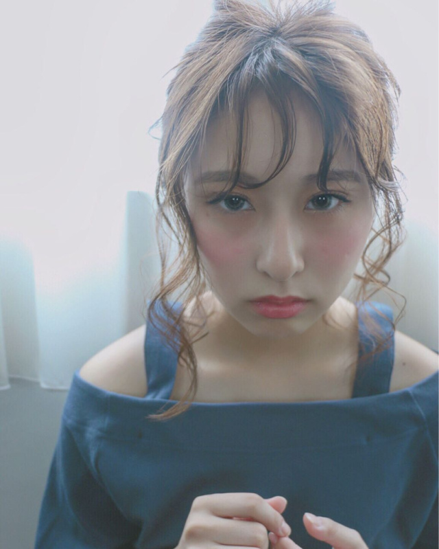 セミロングヘアスタイル  うざバング シースルーバング 無造作 外ハネ アンニュイ ハネ感 ドライ質感 くせ毛 フレンチ ボヘミアン 抜け感 QUEEN’S GARDEN by K-two GINZA
