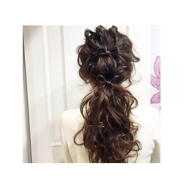 ヘアアレンジヘアスタイル  うざバング センターパート 編みこみ シースルーバング 無造作 外国人風 ゴールドピン 黒髪 ラフ 耳かけ 外ハネ アンニュイ ウェット かきあげバング 透明感 結婚式 デニム ウェーブ アッシュ