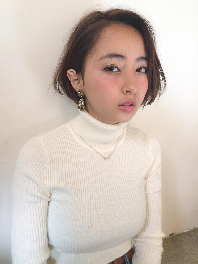 ボブヘアスタイル  Laji センターパート 無造作 外国人風 ゴールドピン ラフ 耳かけ 外ハネ アンニュイ ウェット ウェーブ アッシュ 透明感