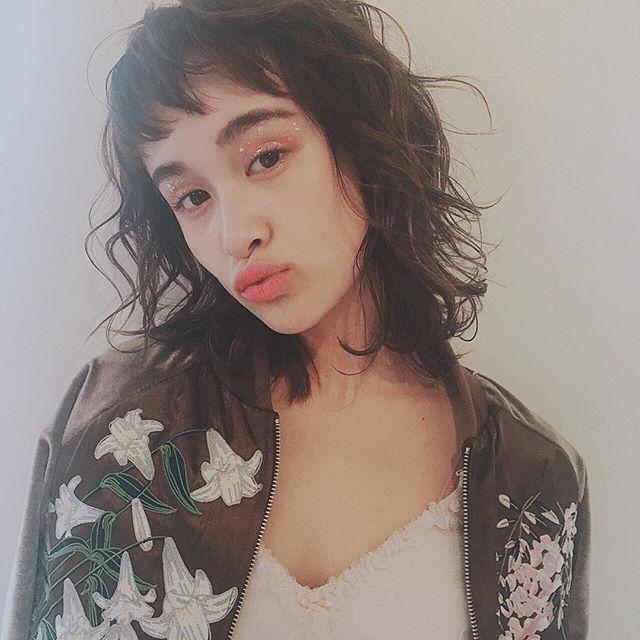 ボブヘアスタイル  La Rica シースルーバング 無造作 外国人風 ラフ 外ハネ アンニュイ ウェット ウェーブ アッシュ パーマ グレージュ ショートバンク 前髪 ブリーチ めがね グレージュカラー 透明感 ハイライト グラデーション