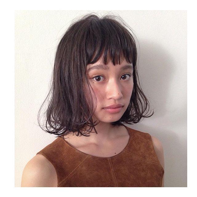 ボブヘアスタイル  齋藤愛 ショートバング 眉上バング 外国人風 無造作 ラフ くせ毛風 ウェット 束感 ナチュラル カントリー 表参道 青山