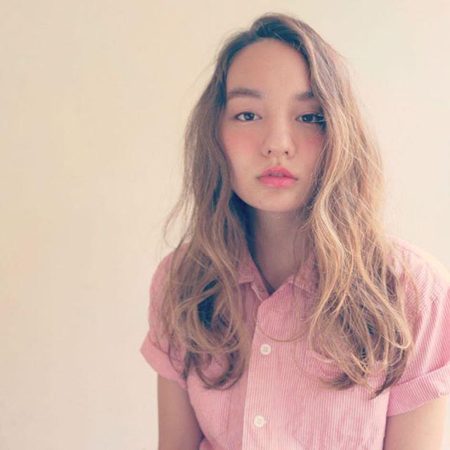 ミディアムヘアスタイル  うざバング シースルーバング 無造作 ラフ アンニュイ 透明感 ウェーブ ゆるウェーブ ナチュラル