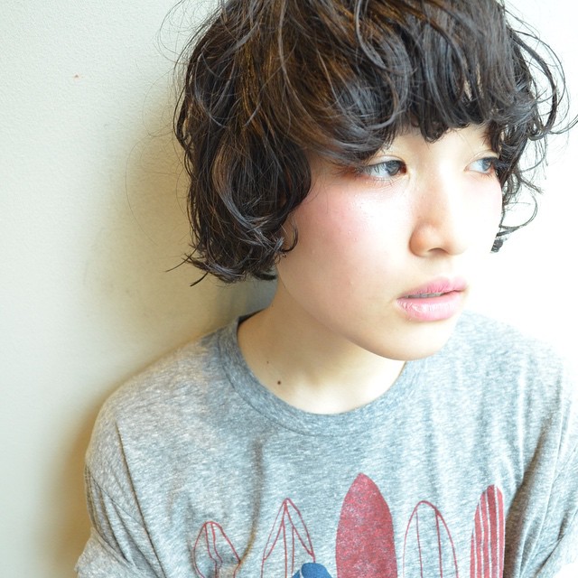 ショートヘアスタイル  浅野目結花 ダークトーン 黒髪 ボーイッシュ セミウェット ニュアンスパーマ ナチュラル プリントT 立川